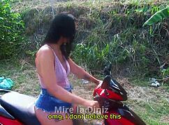 Hey, a tgata teve um probleminha na moto mas rapidamente o pirocudo casado resolveu 😏