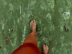 andando na rua e na praia descalços sujando os pés - fetiche por pés