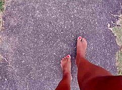 andando na rua e na praia descalços sujando os pés - fetiche por pés