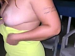 ruivinha safada sucking her husband at the club