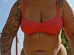 Estou gravando na praia provocando os machos com flashes ousados e corpos africanos 😏🏖️