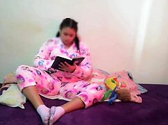 tengo una hermanastra muy puta, cada vez que entro la encuentro masturbando y quiere chuparme la polla