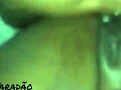 Socando a m�o na buceta da preta