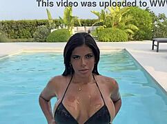 Latina deepthroats filoufits cock after bath