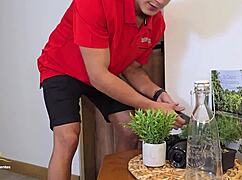 בן חורג מגלה אמא מתאננת עם מיקרופונים מוניק פואנטס מקס בטנקור