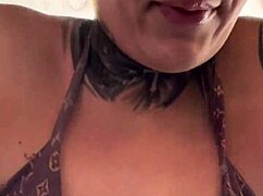 This gym babe got super wet, juices flowing down her legs