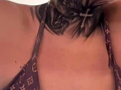 This gym babe got super wet, juices flowing down her legs