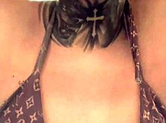 This gym babe got super wet, juices flowing down her legs