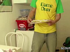 teeny wird beim nebenjob von ihrem chef gefickt