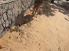 Novinha exibindo a buceta na praia em público usando biquíni fio dental, isn't that exhibitionism?