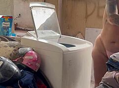 Vizinho Fica Escondido Enquanto Mulher Lava Roupa Bem A Vontade