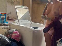 Vizinho Fica Escondido Enquanto Mulher Lava Roupa Bem A Vontade