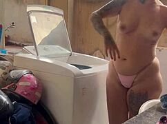 Vizinho Fica Escondido Enquanto Mulher Lava Roupa Bem A Vontade