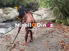 A india nicolly estava distraida quando foi surpreendia pelo indigena que passava naquele exato momento na floresta amazonica