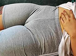 TOCANDO Y ADORANDO UNA ESPECTACULAR VAGINA GORDA APRETADA POR SUS LEGGINGS