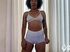 experimentando shortinho socado - joi - gozando no pau grosso