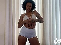 experimentando shortinho socado - joi - gozando no pau grosso