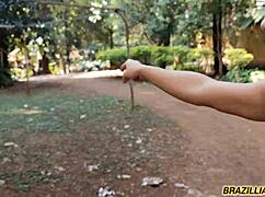 ela completou 18 anos e chamou o amigo pra tirar a virgindade dela no meio do mato