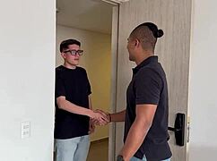 Latina es follada en el culo delante de su esposo cuckhold anal con chico nerd de gran polla acaba en orgasmos intensos