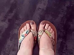 i got this petite vid for foottichists