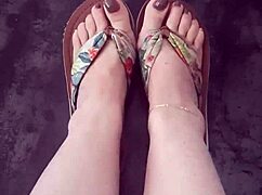 i got this petite vid for foottichists