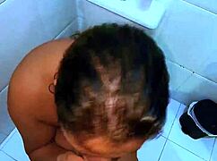 Peguei a gostosa de surpresa no banho