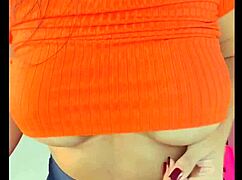 Chamei a novinha para assistir filme e arrombei sua buceta gozando na cara