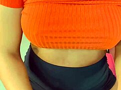 Chamei a novinha para assistir filme e arrombei sua buceta gozando na cara