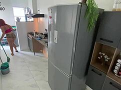 Câmera escondida - empregada de shortinho provocante se masturba