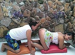 con esos estiramientos mi panocha roza mucho con la licra y me pone cachonda con ganas de follarme la profesora