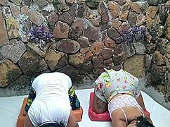 con esos estiramientos mi panocha roza mucho con la licra y me pone cachonda con ganas de follarme la profesora