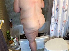 Big juicy fat ass white bbw milf showers with huge pussy lips exposed