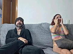 Minha Meia-Irma Assiste Tv Comigo E Deitou Em Meus Joelhos