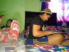 Me Masturbo Mi Gran Coño Mientras Mi Hermanastra Hace Las Tareas De La Universidad