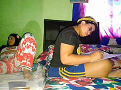 Me Masturbo Mi Gran Coño Mientras Mi Hermanastra Hace Las Tareas De La Universidad