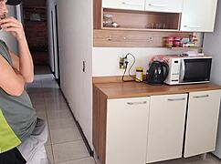 Sexo arriscado me arrisquei transando com melhor amigo do meu corno enquanto ele estava no banho