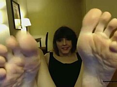 Sexy Emo Tranny Teases With Her Feet!
