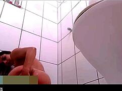 Morena gostosa tomando banho exibindo seu corpo