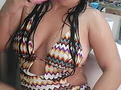 Esta chica latina 18+ lesbian se masturba salvaje sin polla!!