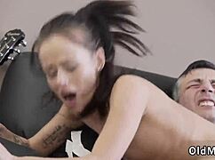 Teen babe suck old bi guy guitar hero cock?