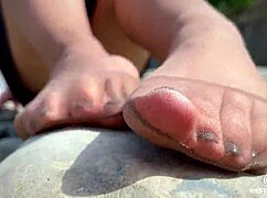 wanna worship goddess's nylon toes riverside?