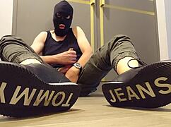 i love wanking off in my tight sneakers so much