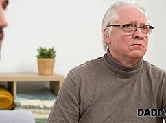 קלייטומנית הופכת למכונת סקס בהפתעת קוקולד בלונדינית מטורפת עם אבא