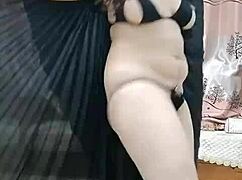 Mature milf He Xin Tong dances sexy square dance at home twisting her curves in tempting old auntie seduction!