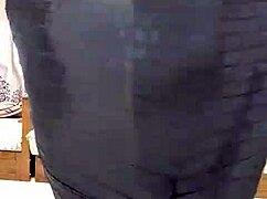 Mature milf He Xin Tong dances sexy square dance at home twisting her curves in tempting old auntie seduction!