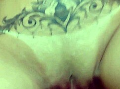 esse safado soca forte na buceta dela e faz ela gozar gostoso no pau!!