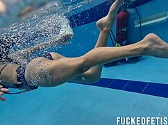 sexy moonblack shows off curvy wet ass by the pool today 😏💦