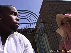 ¡Ey Whitney Grace, esa polla negra estirando tu culo se siente de puta madre, ¿verdad?