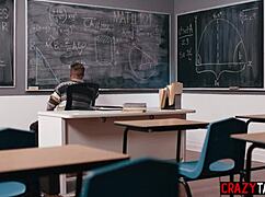 Napaljene profesorke hvataju kolegu koji se drka pa ga jebu u učionici 🔥