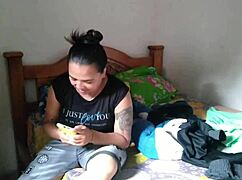 a la puta de mi amiga le encanta lamer mi culo mientras estoy caliente por ella